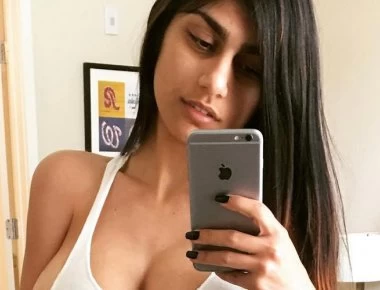 Η πρώην πρωταγωνίστρια ερωτικών ταινιών Μία Καλίφα ετοιμάζει νέα «ταινία» με θέμα την Premier League (φώτο)